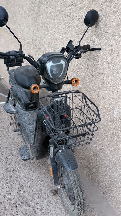 электро мопед на батарее