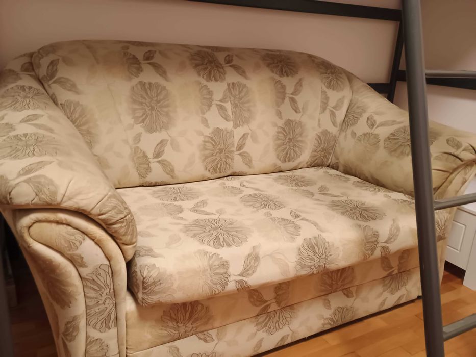 Двуместен тапициран диван.