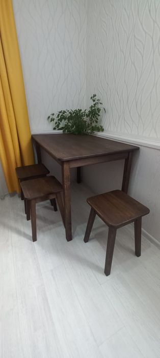 Деревянный стол с табуретками. Стол из дерева.