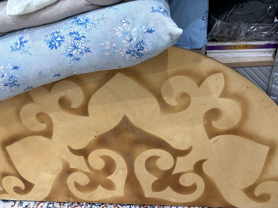 Продам 2 круглых стола