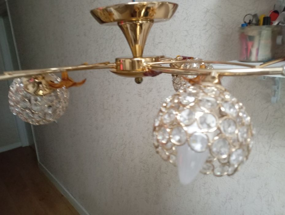 Продам трехрожковую люстру