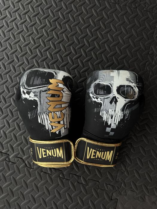 Боксови ръкавици Venum ,,Skull crusher” 12 oz.