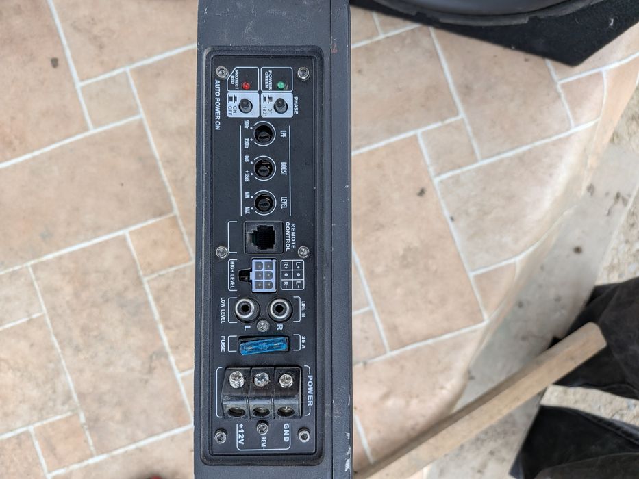 Vând subwoofer activ 550 w max 150 RMS