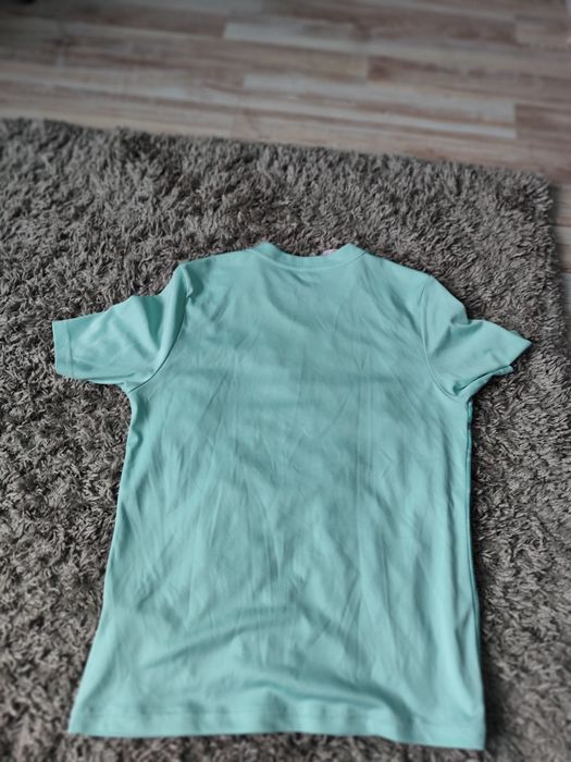 Продавам много добре запазена тениска на Адидас