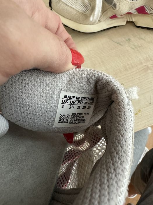 Кроссовки женские