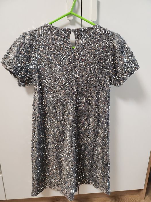 Рокля с пейети размер С