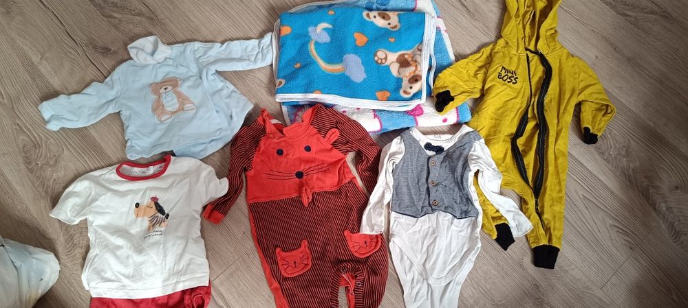 Căruț bebeluș, premergător, lot haine fetiță și nou născut