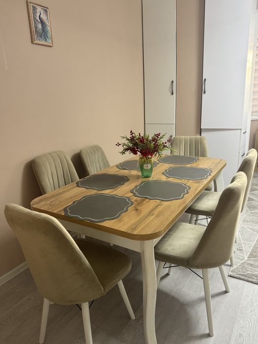 Продаётся стол и стулья в комплекте.