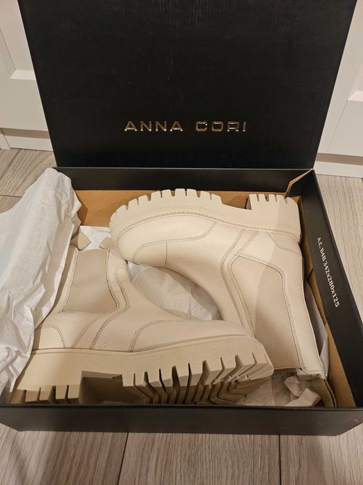 Ghete Anna Cori din piele naturală – noi, mărimea 36