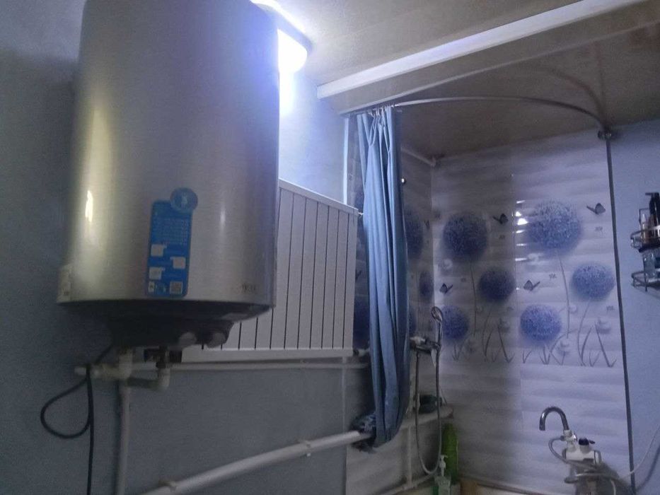 10-соток, 7-хонали ховли сотилади.