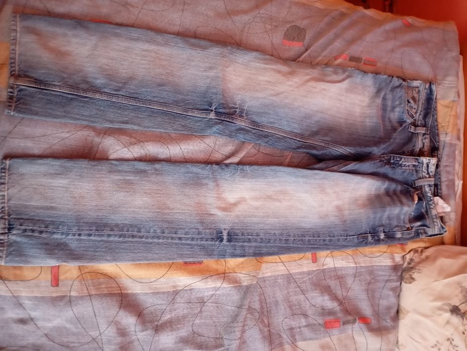 Мъжки дънки за ползване.