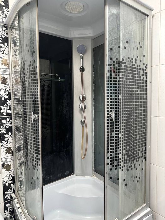 Угловая душевая кабина