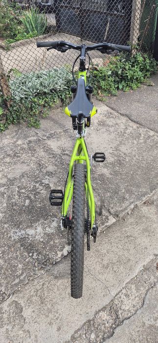 Leader green top