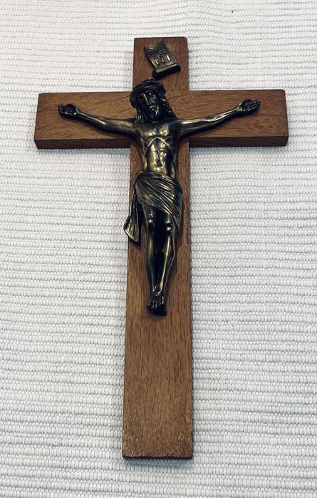 Дървен кръст с бронзова фигура Разпятие Христово