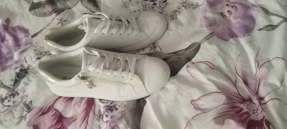 Adidasi in stare buna