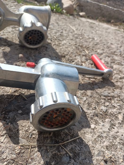 Продам две мясорубки