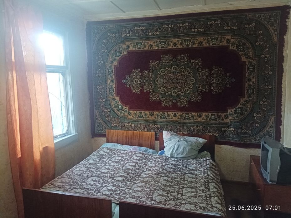 Продается дом рядом с базаром,частично с мебелью