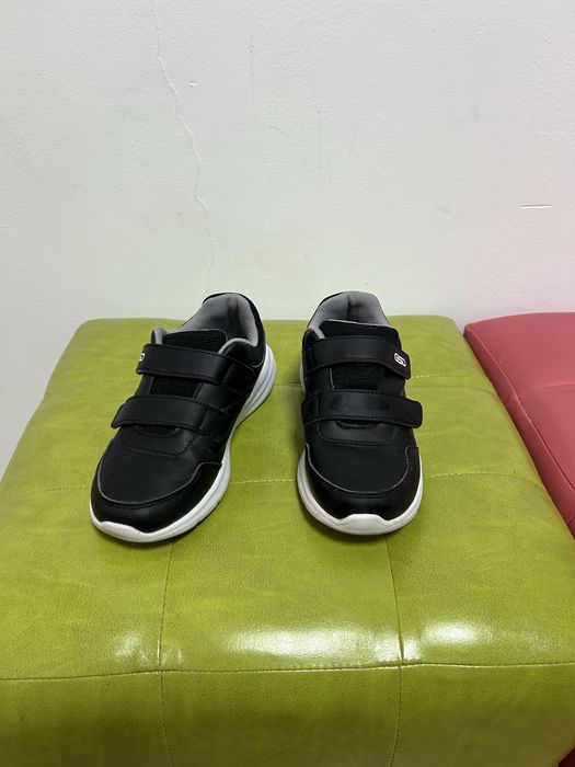 Продам детские кроссовки