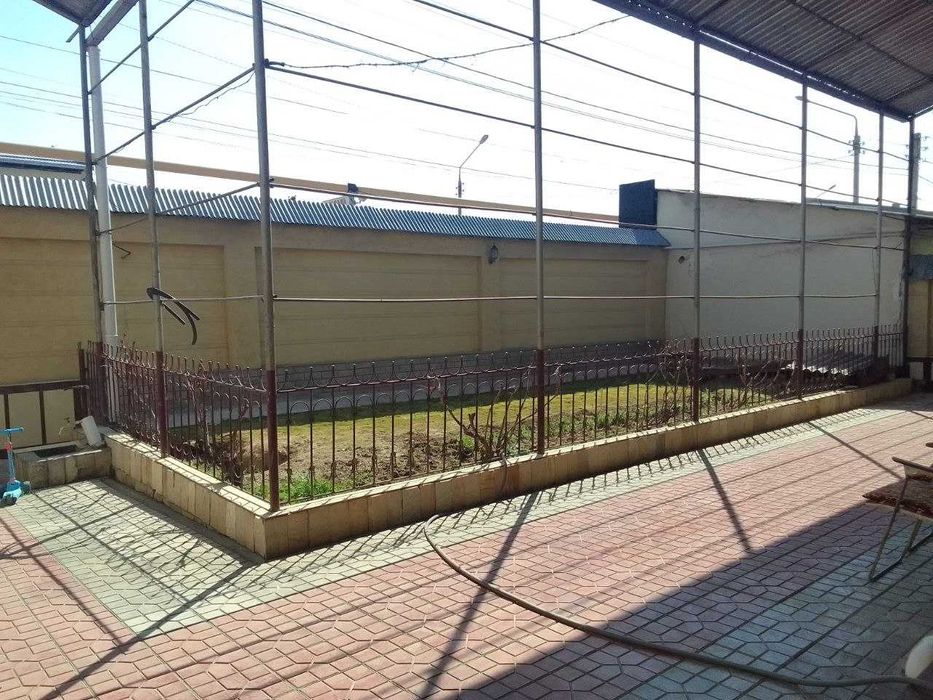 8.5 sotix hovli sotiladi. Tarnov ko'chasi yo'lli yuzida joylashgan