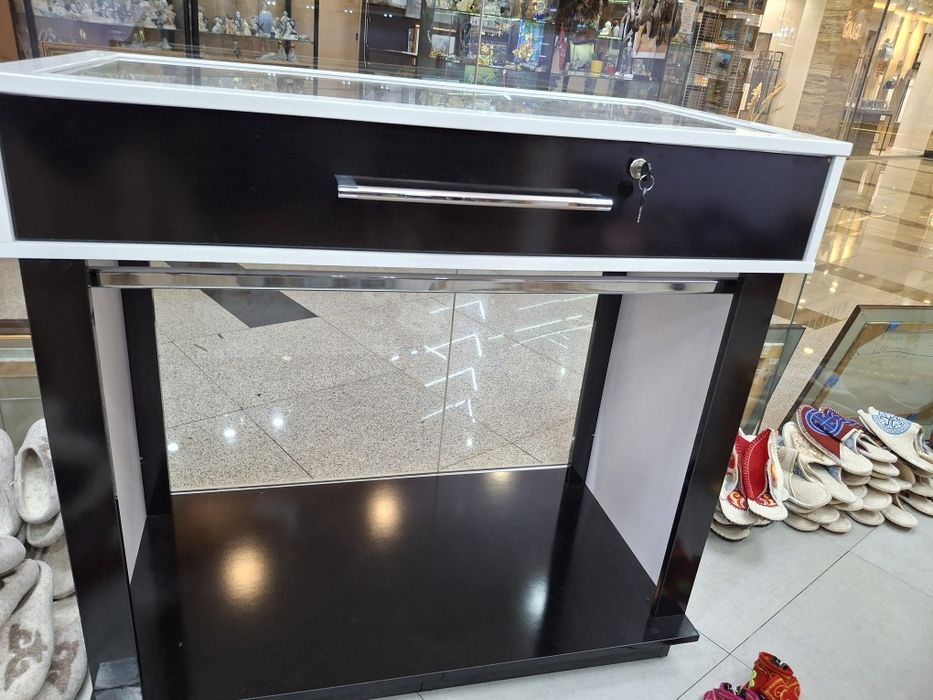 Рейлы для одежды, витрина