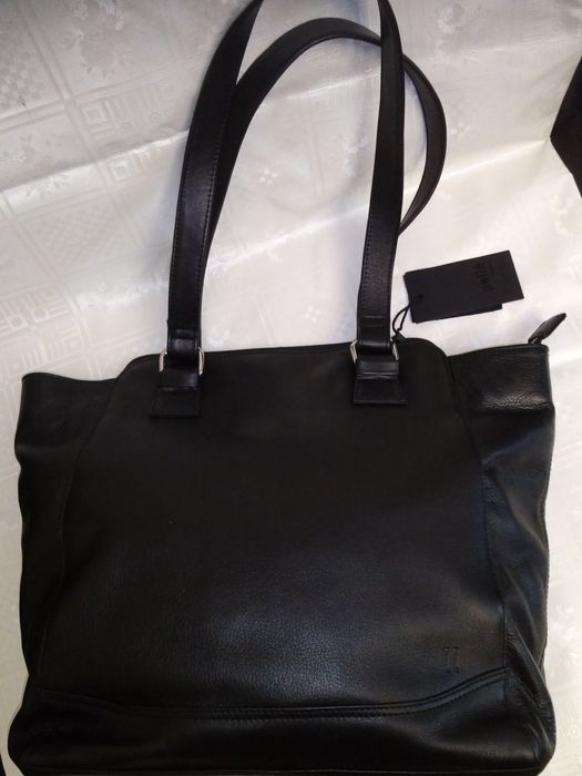 Geantă damă din piele naturala de culoare neagra nouă cu eticheta.