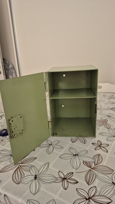 Метална каса - сейф с размери 30/20/20 см.