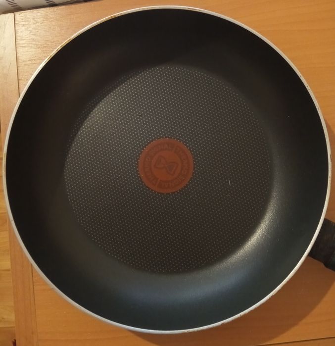 Set 3 tigăi antiaderente cu capac  folosite ,in stare foarte buna