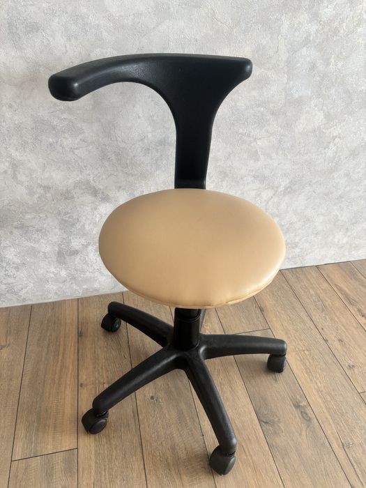 Стул на колесиках со спинкой