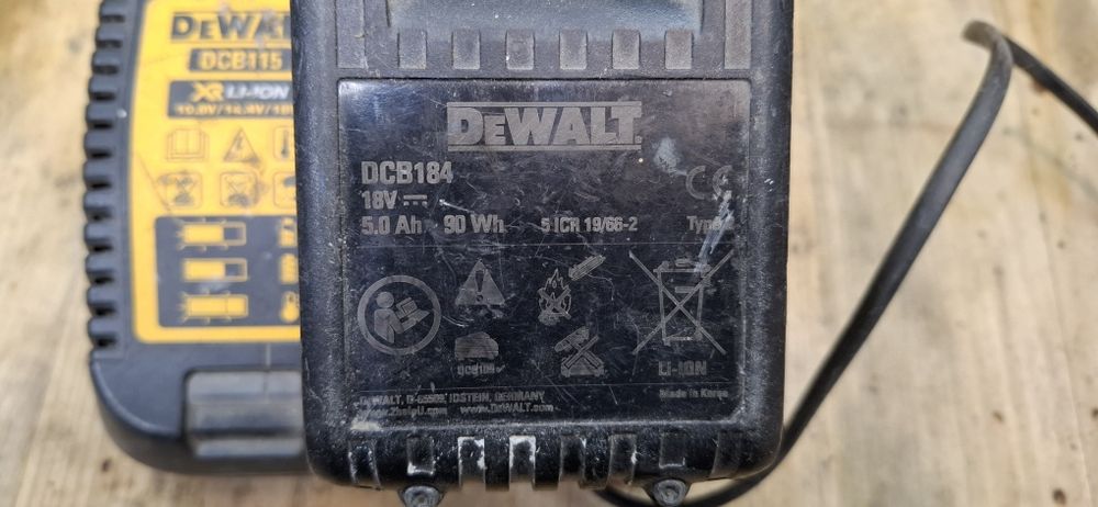 Батарея Dewalt с зарядным устройством.