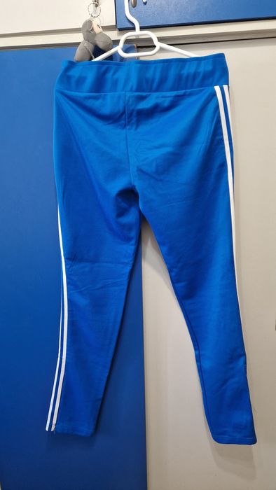 Pantaloni trening Adidas.