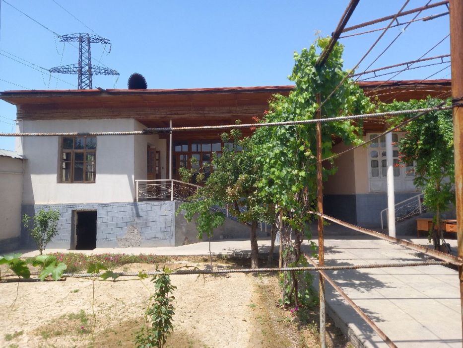 Uy sotiladi 3sotix 4ta xona