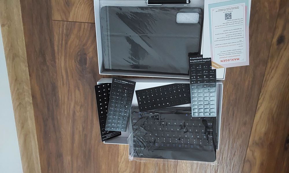 Vând tabletă nouă cu tastatura