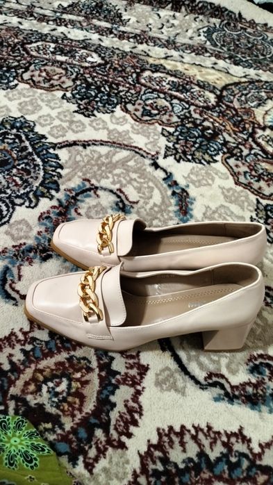 Yangi tufli sotiladi