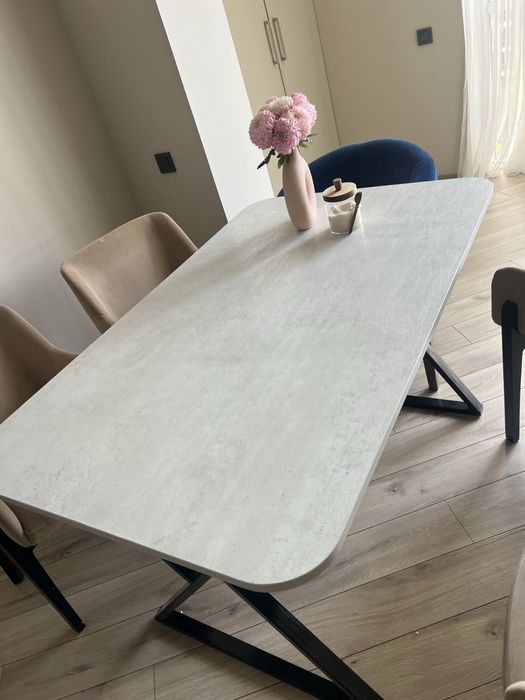 Продается обеденный стол