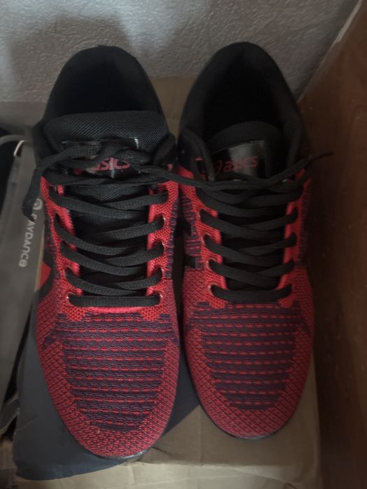 Продаю кроссовки asics