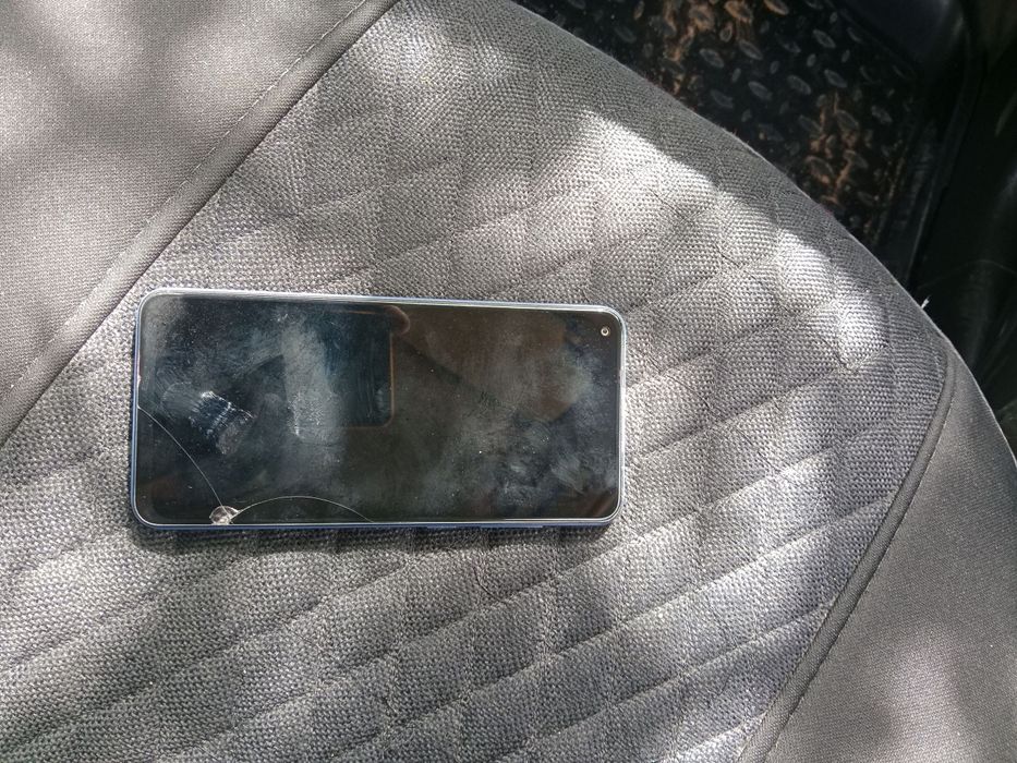 Telefon sotiladi holati yaxshi ishlab turibdi sensorli ozgina singan h