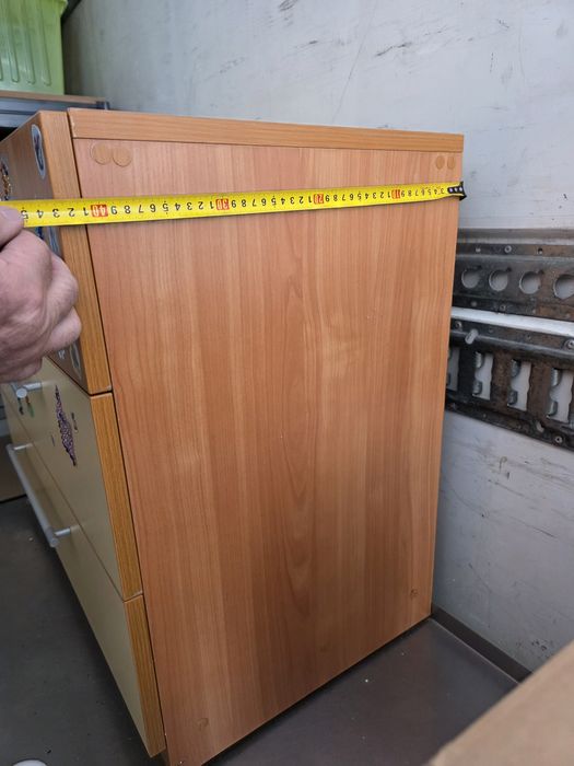 Продавам скрин с 3 чекмеджета – запазен