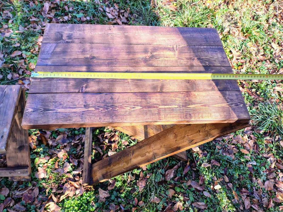 Дървена маса с две столчета.