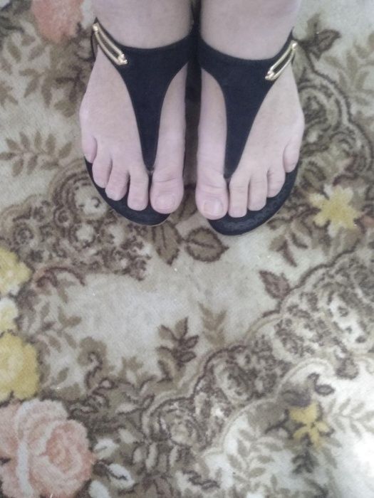 Продаются босоножки замшевые женские черного цвета