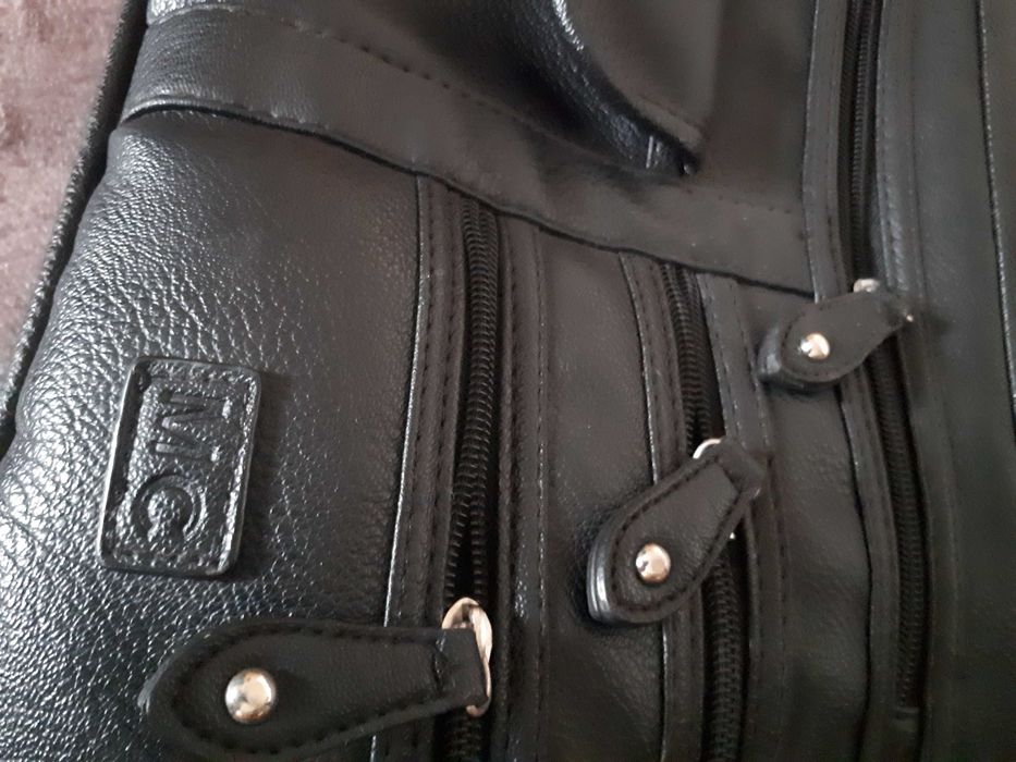 Geanta  neagră pentru dama ,cu fermoare de mână  și de umar