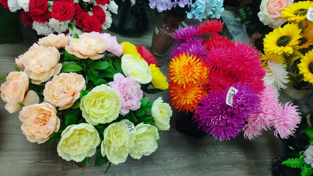 Искусственные цветы, венки