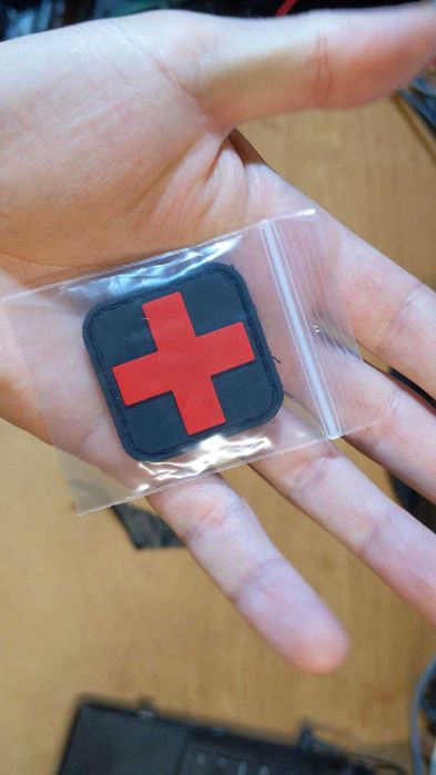 Emblema Patch Simbol Medical Cruce Rosie, din PVC, cu scai