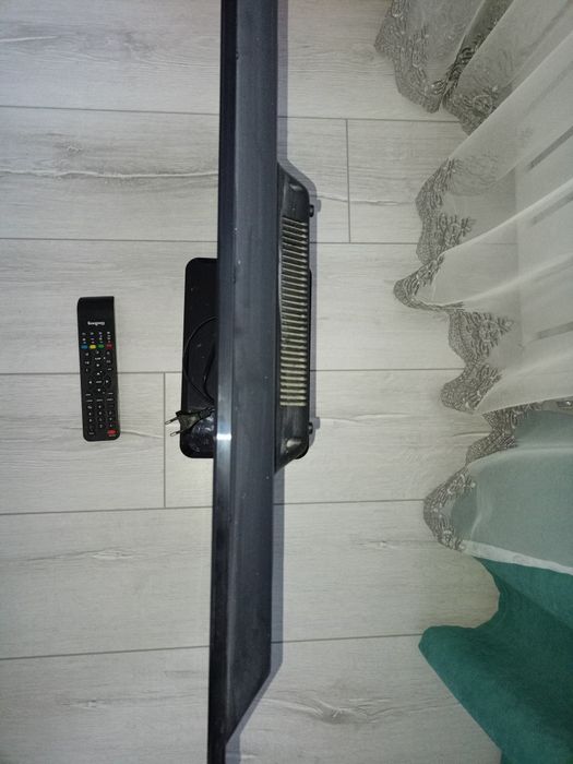 Продаю телевизор ЖК Elenbeg 28"