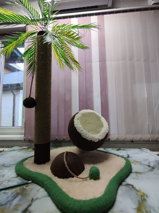 Лежанка для кошек с когтеточкой.