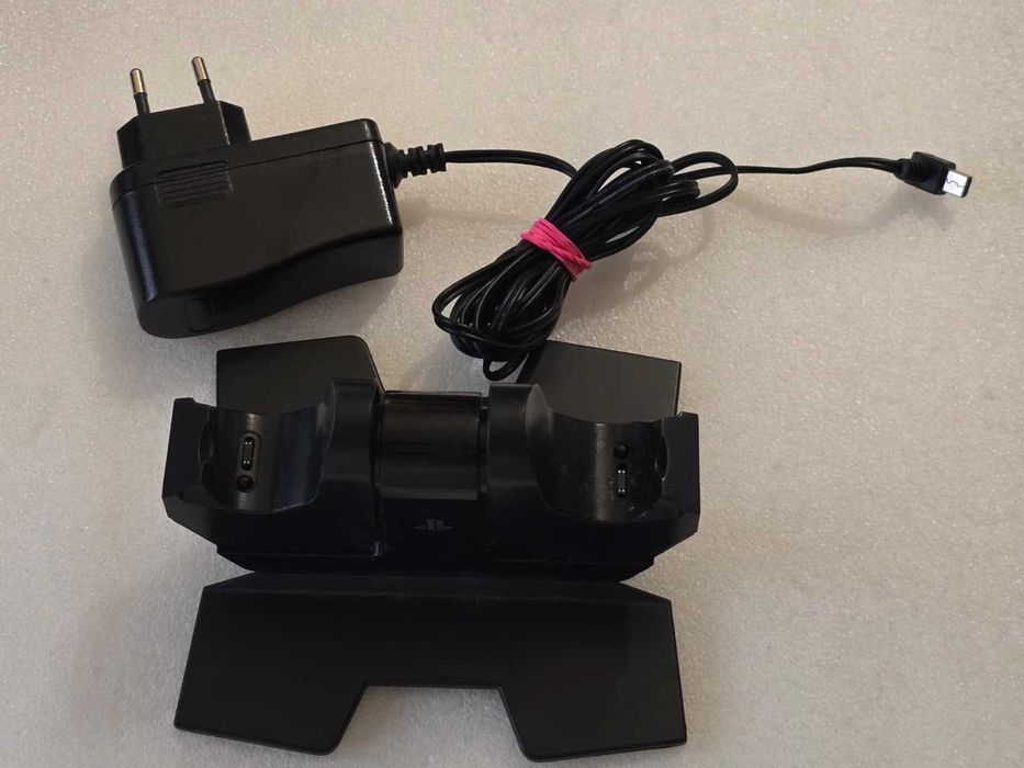 Stație de Încărcare PowerA pentru 2 Controllere PS4 - DC 5V 800mA x 2 (Model 1315644-02)