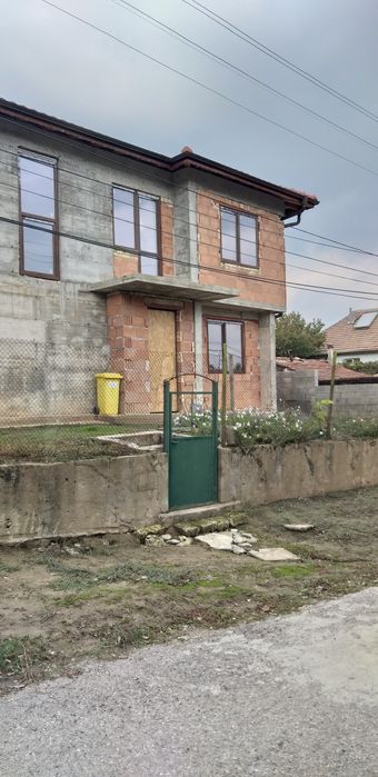 Къща на два етажа  Басарбово