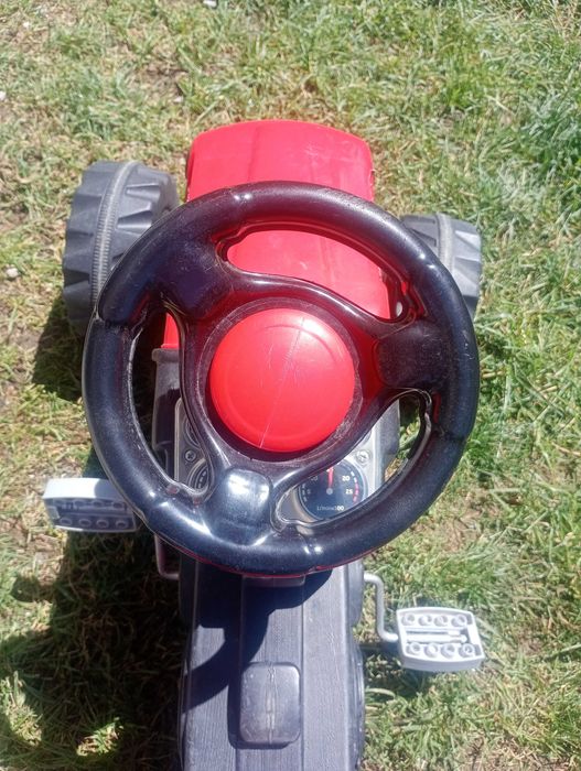 Tractor cu pedale  pentru copii