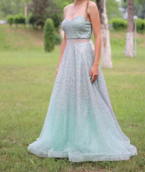 Бална рокля посипана с камъчета цялата