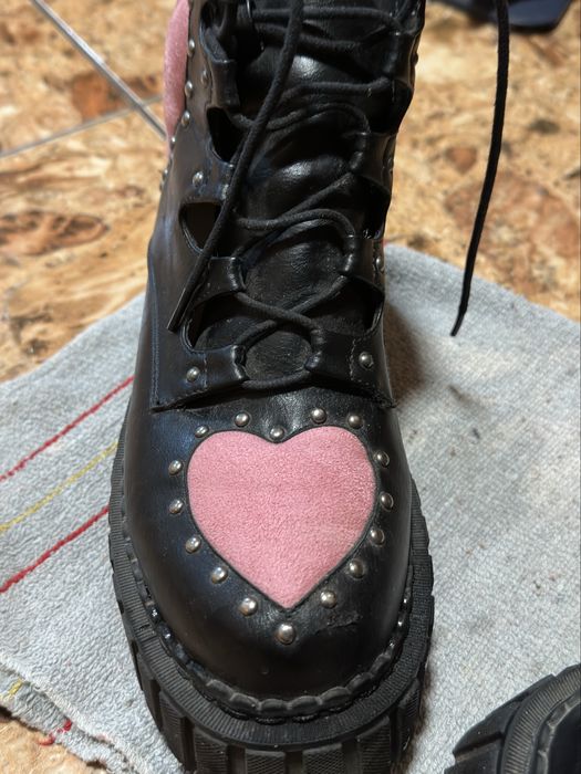 Ghete negre tip creeper cu inimioare roz LAMODA