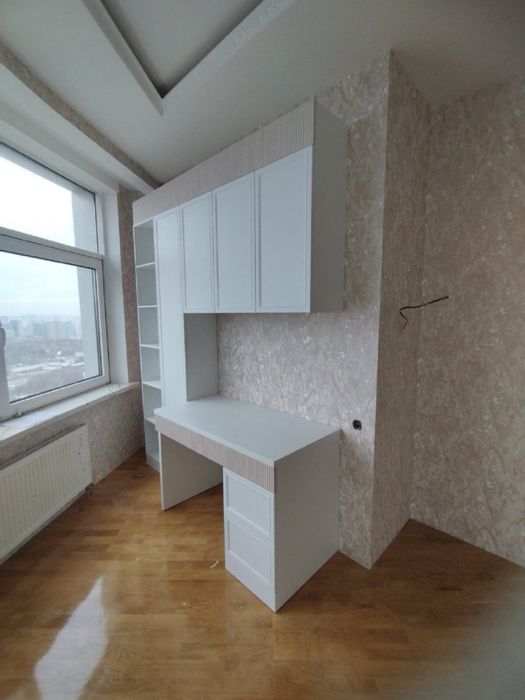 Шкаф для спальни со стульем